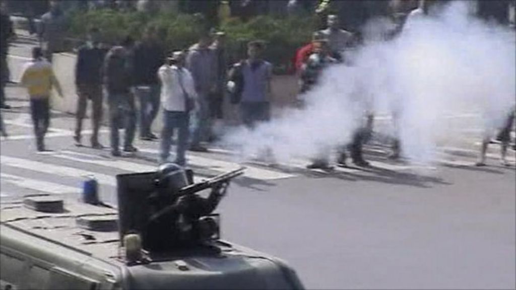 Tear gas and rubber bullets fired in Egyptian riots - BBC News