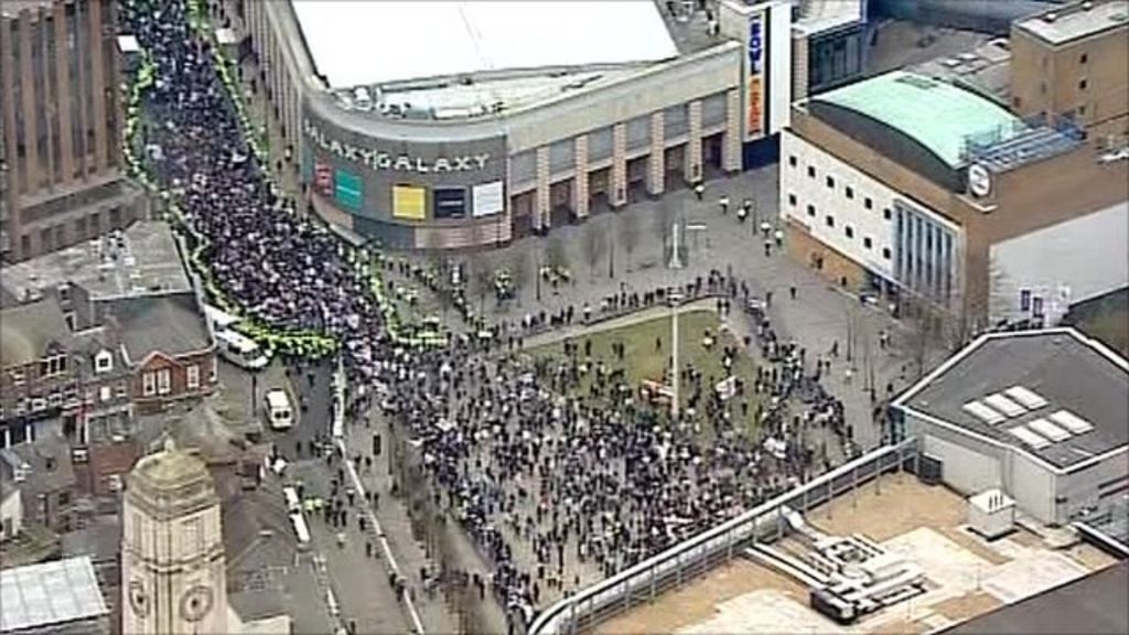 EDL and UAF stage rival protests in Luton BBC News