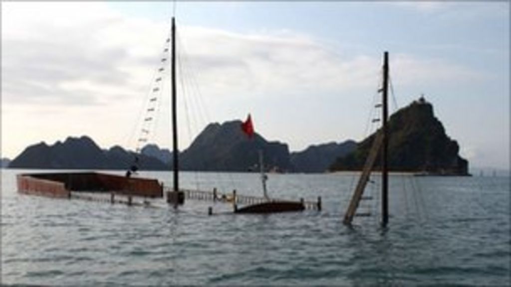 Tourists die in Vietnam sinking