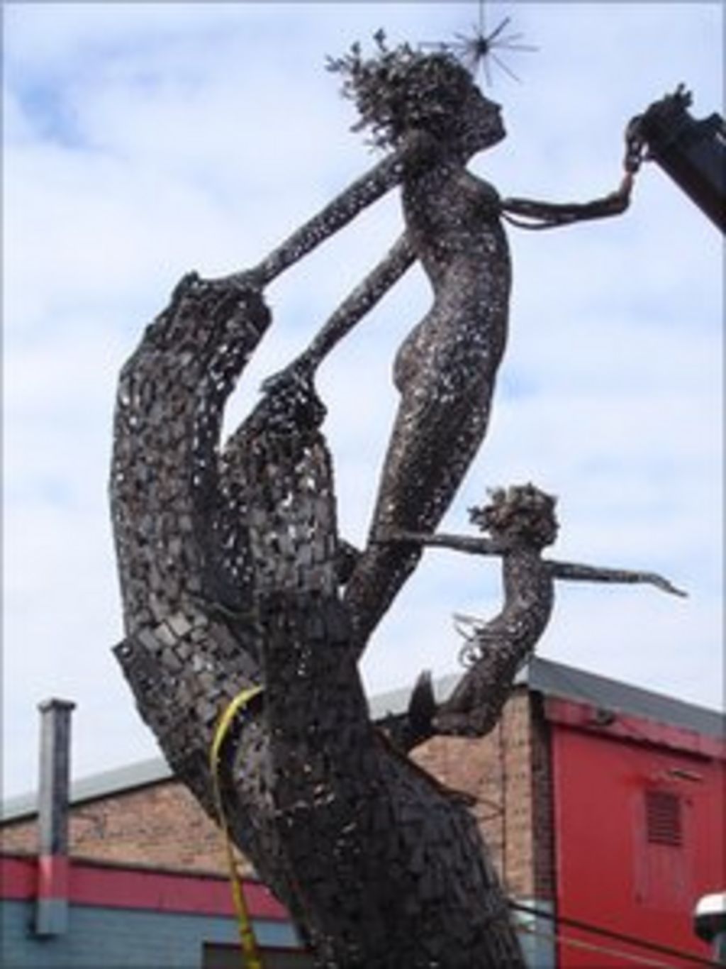 'Giant hand' sculpture on Clackmannanshire roundabout BBC News