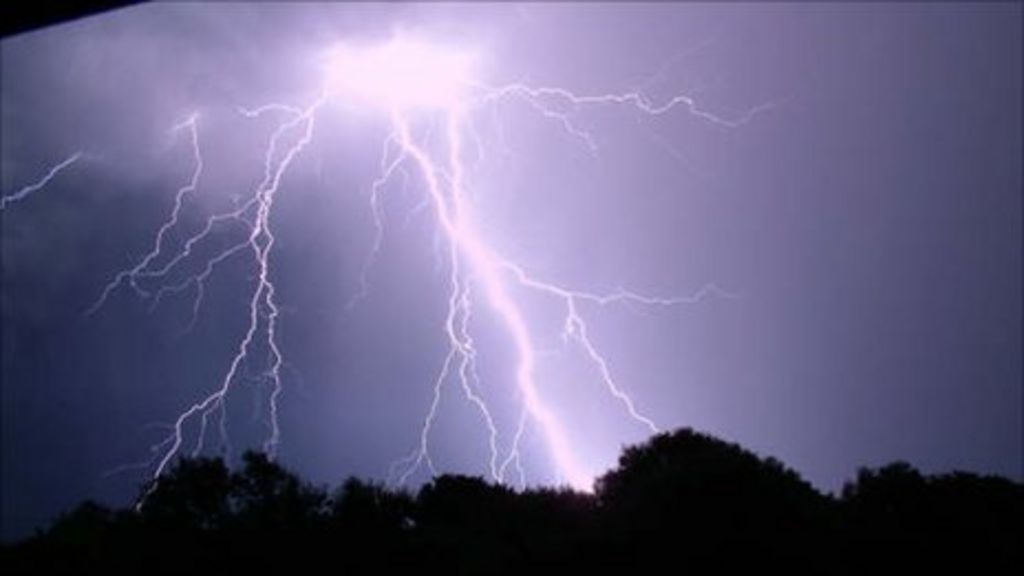 Worcestershire farm blaze started by lightning bolt - BBC News