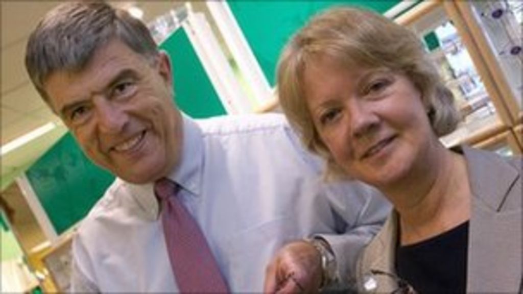 Specsavers billionaire Doug Perkins's eye for wealth - BBC News