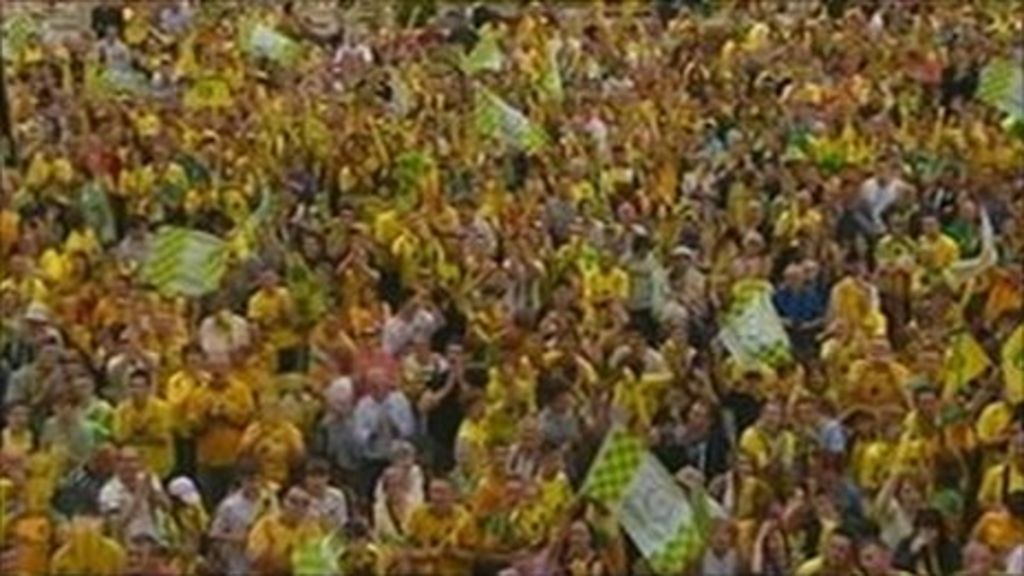 Norwich City fans at promotion parade BBC News