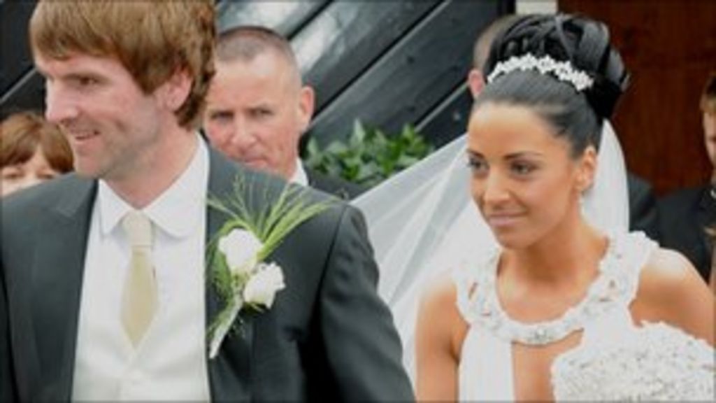 Northern Ireland Celtic Star Pat Mccourt Ties The Knot Bbc News