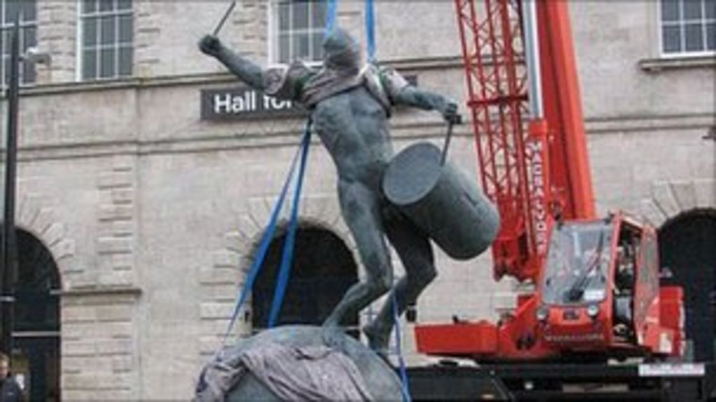 Truro's naked drummer causes a stir - BBC News