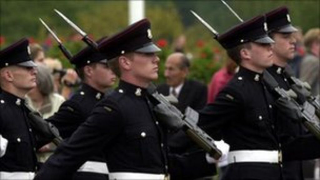 Princess of Wales's Royal Regiment marches in Reigate - BBC News