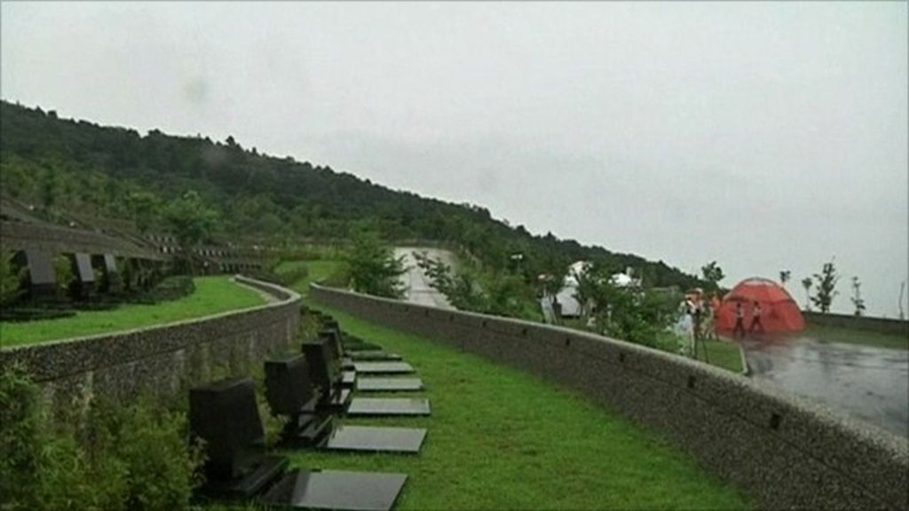 Camping with the dead at a graveyard in Taiwan - BBC News