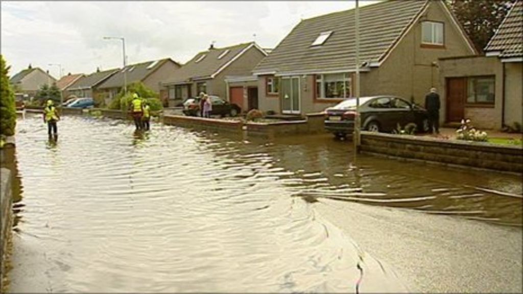 Heavy rain in Scotland leads to road flooding BBC News