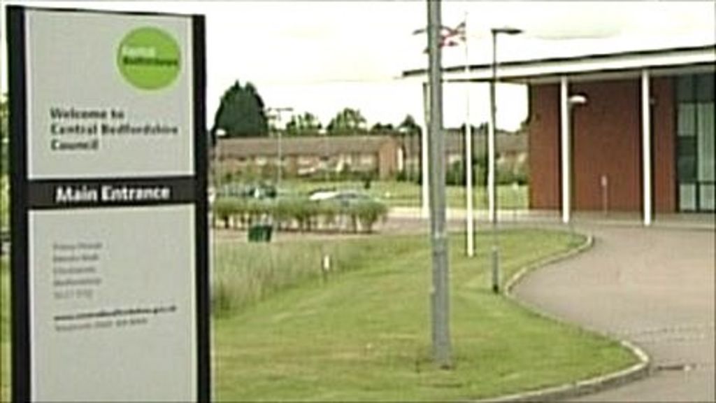 Central Bedfordshire Council pay cut bullying claims rejected BBC News