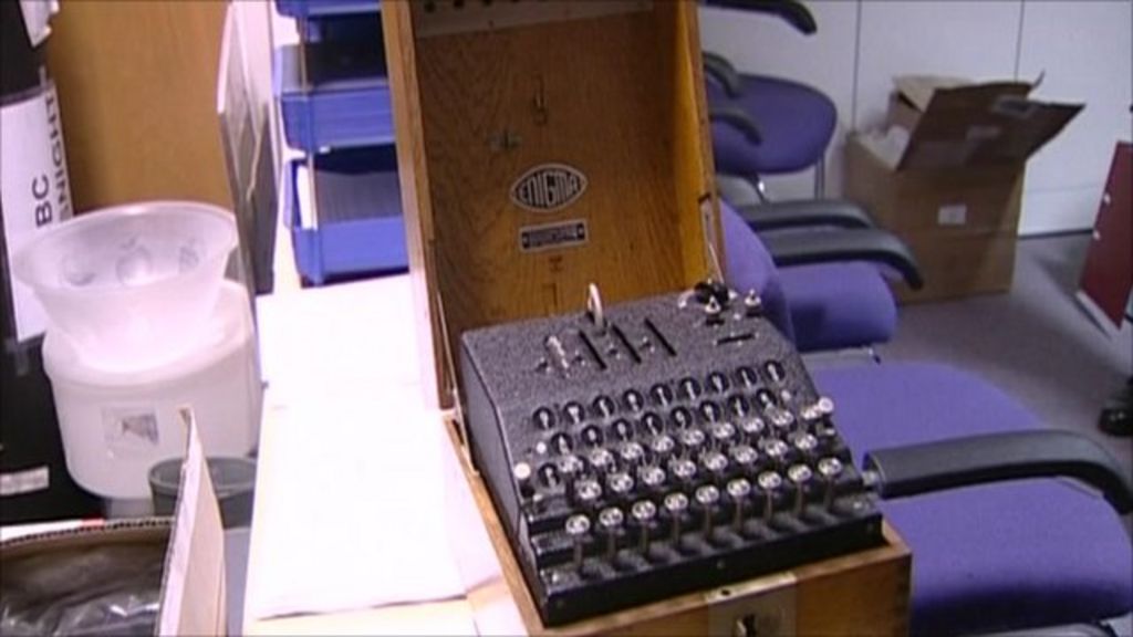 Queen pays tribute to Bletchley Park Enigma codebreakers - BBC News