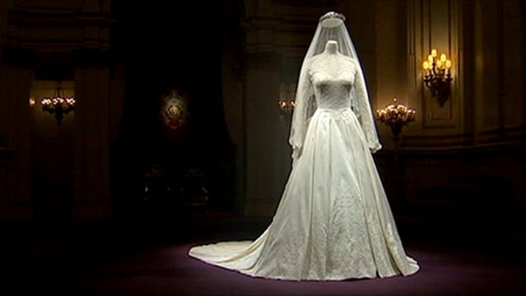 Duchess of Cambridge's wedding dress on display - BBC News