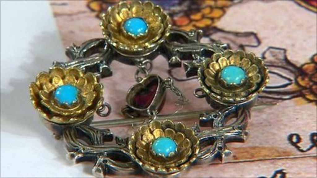 Brooch Featured On Antiques Roadshow Sold For 31 000 BBC News    54378788 54374507 