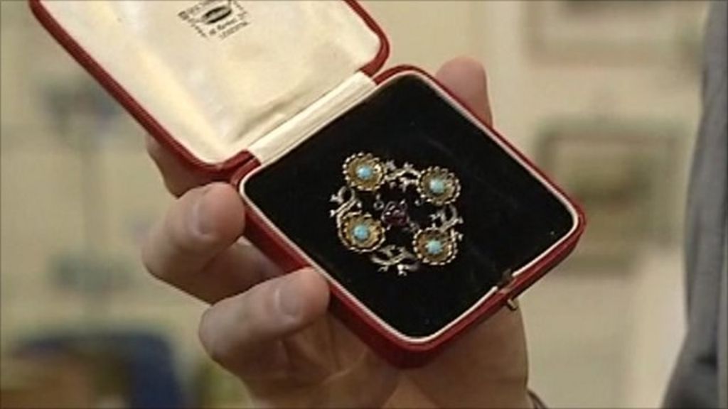 Antiques Roadshow brooch sells for £31,000 BBC News