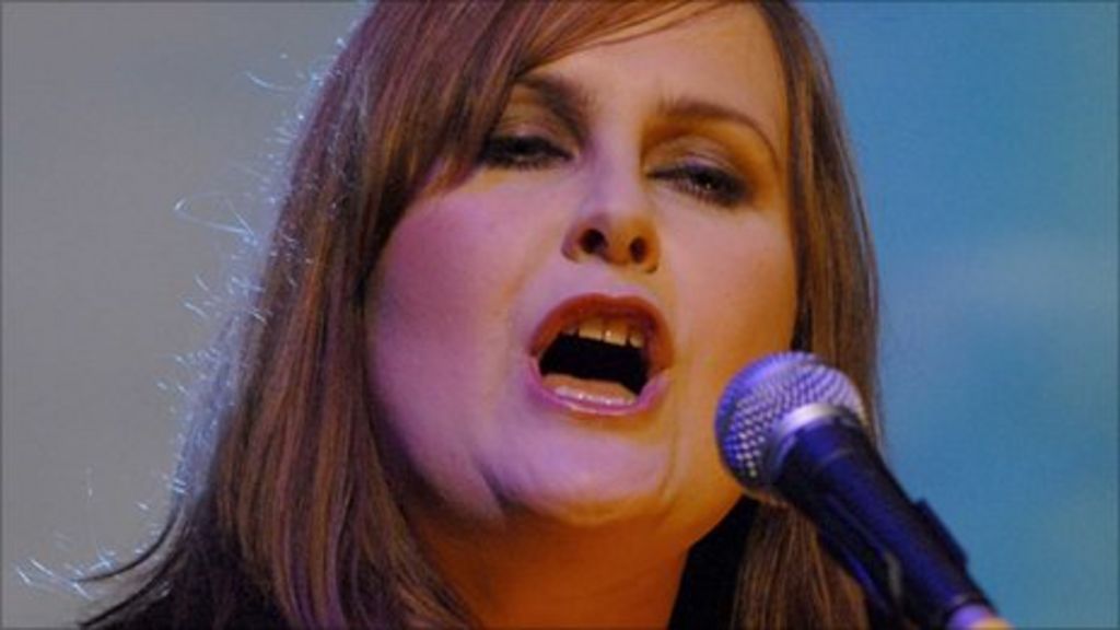 Alison Moyet to receive honorary degree - BBC News