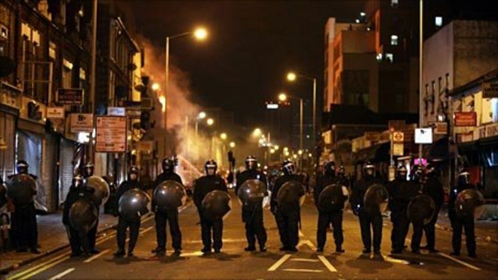 England riots Cameron and Miliband draw battle lines BBC News