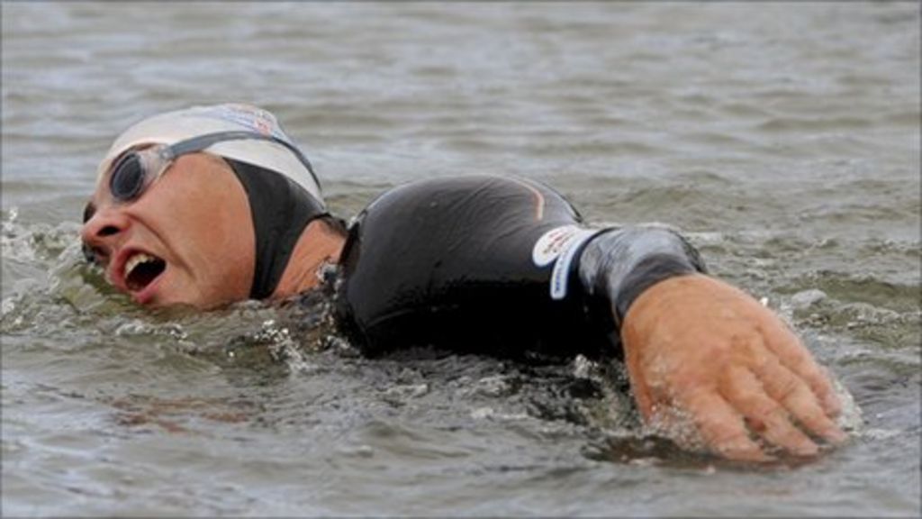 david-walliams-claws-back-time-in-thames-sport-relief-swim-bbc-news