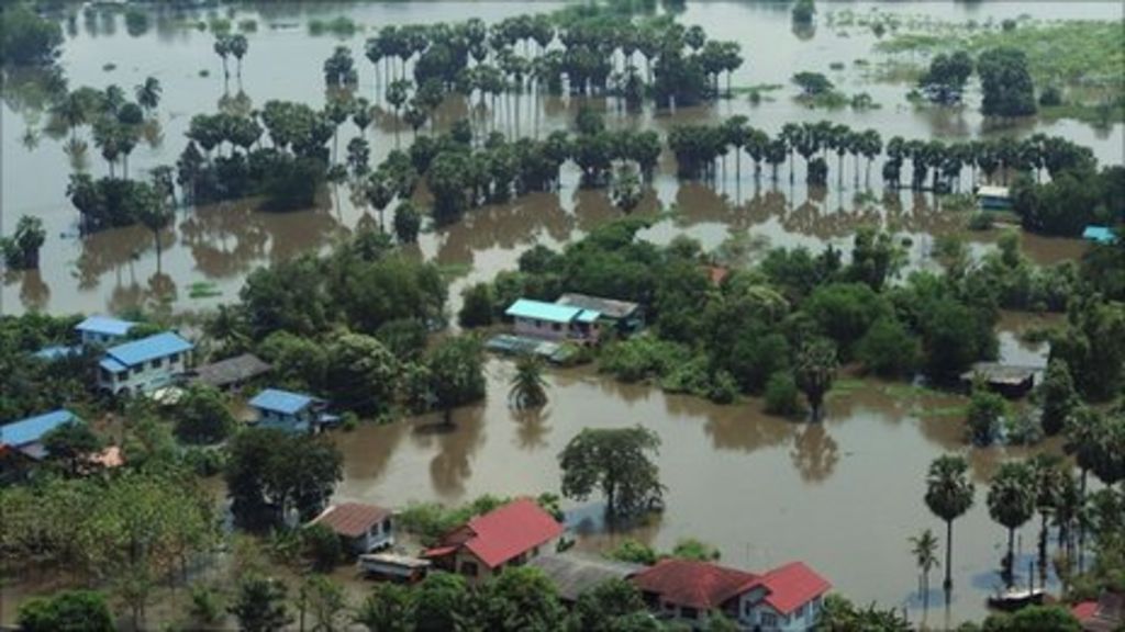 Thailand races to defend Bangkok from floods - BBC News