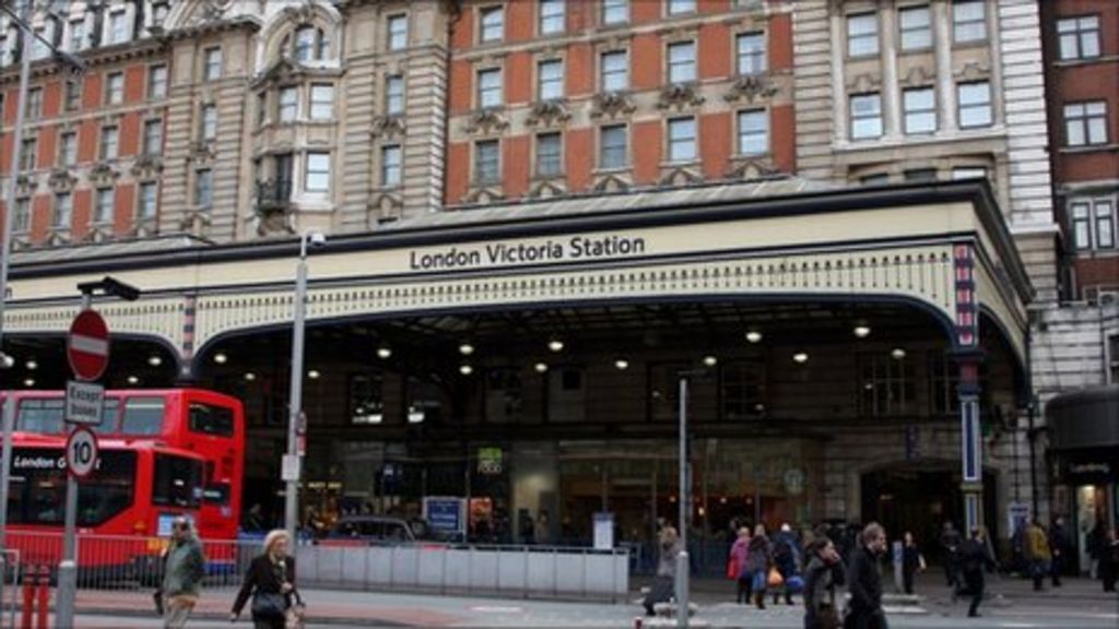 Victoria Tube station Staff told not to help blind people BBC News