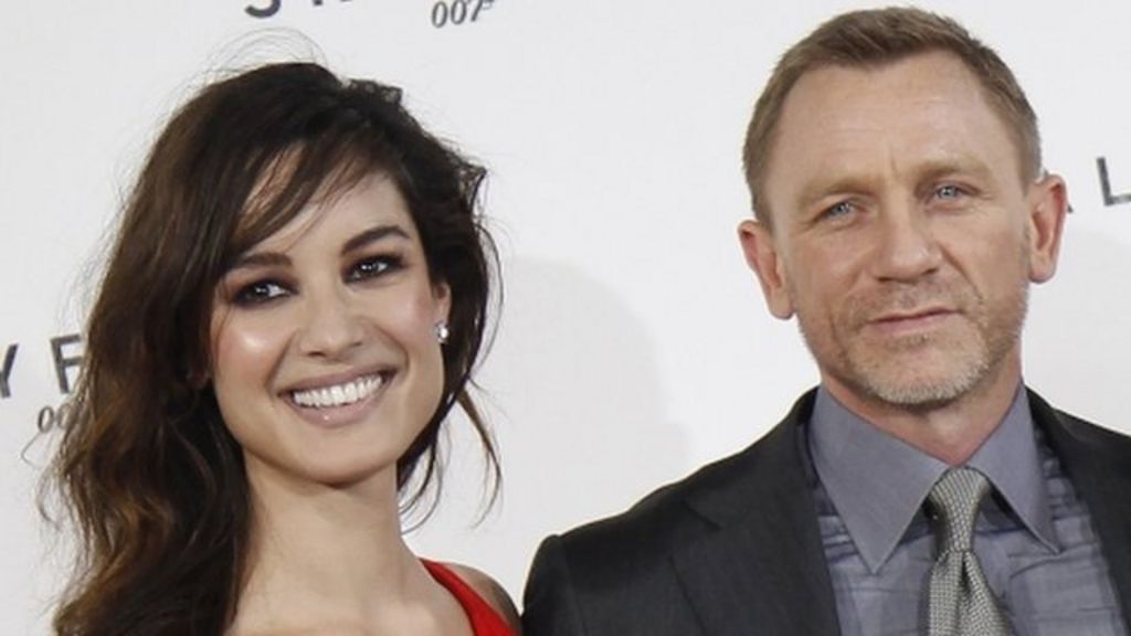 James Bond: Skyfall opens new chapter for 007 - BBC News