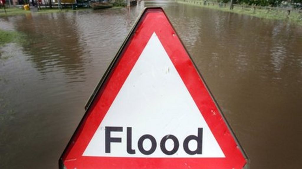 Banbury £17m flood defences scheme opens - BBC News