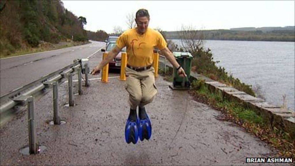 US world record breaker in flipper skipping claim - BBC News