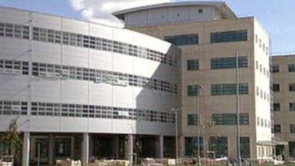 Great Western Hospital strike threat over 'bullying' - BBC News