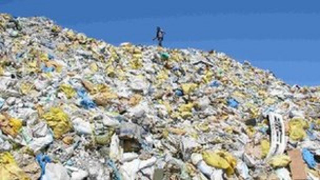 Maldives 'Rubbish Island' is 'overwhelmed' by garbage - BBC News