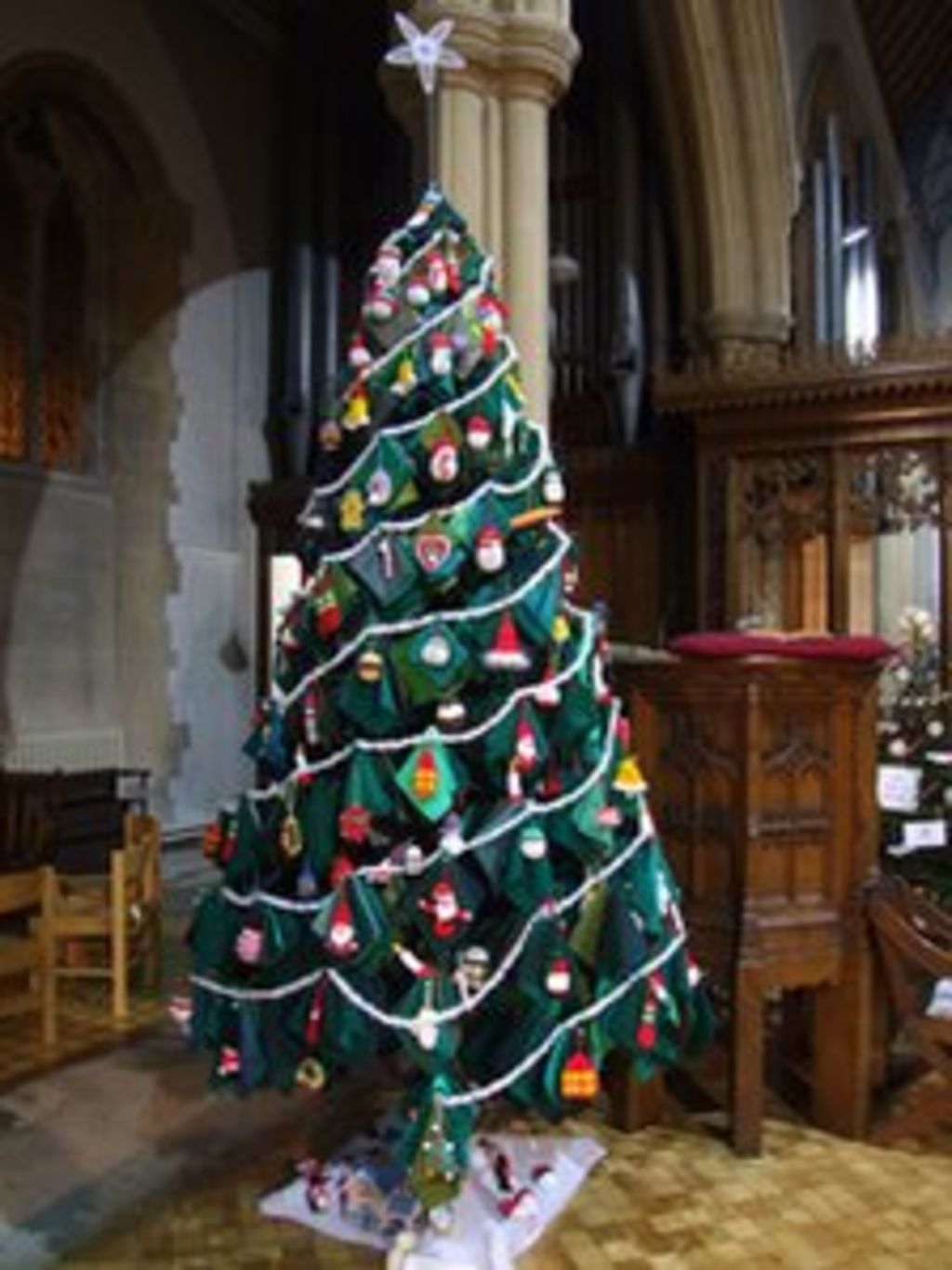 Poole's knitted 10ft Christmas tree on display BBC News