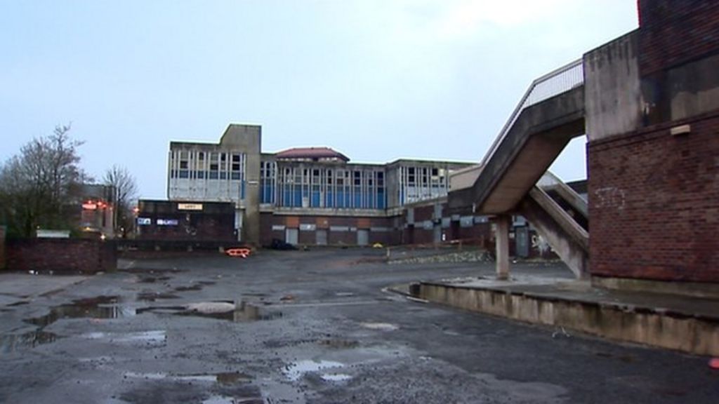 Linwood wins 'dismal' town award - BBC News