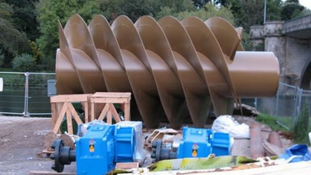 Windsor Castle water turbine installed on River Thames BBC News