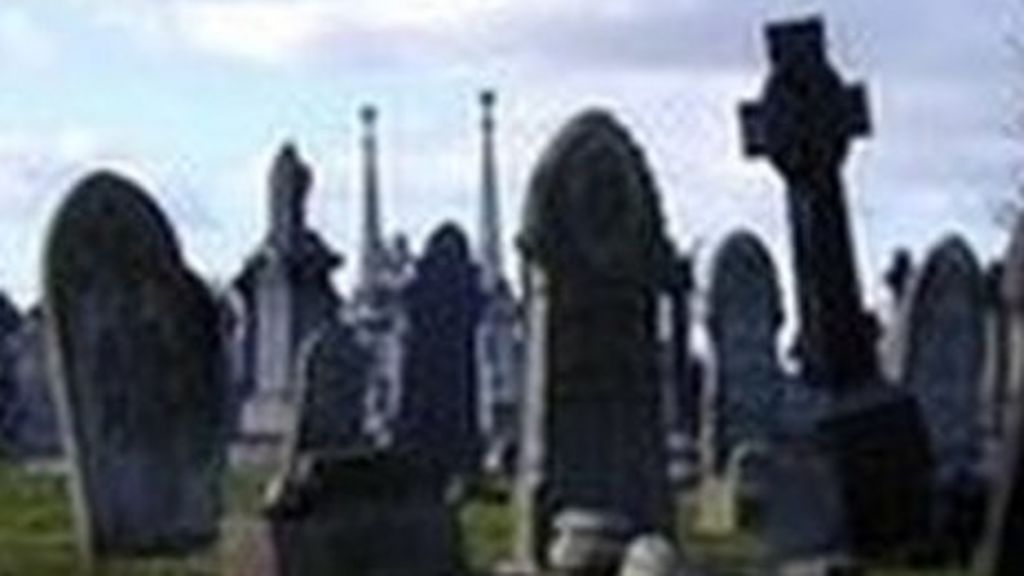 сон памятник живому. к чему снится памятник. античные статуи с кладбищ. сон памятник живому. памятник екатерине ii зима.