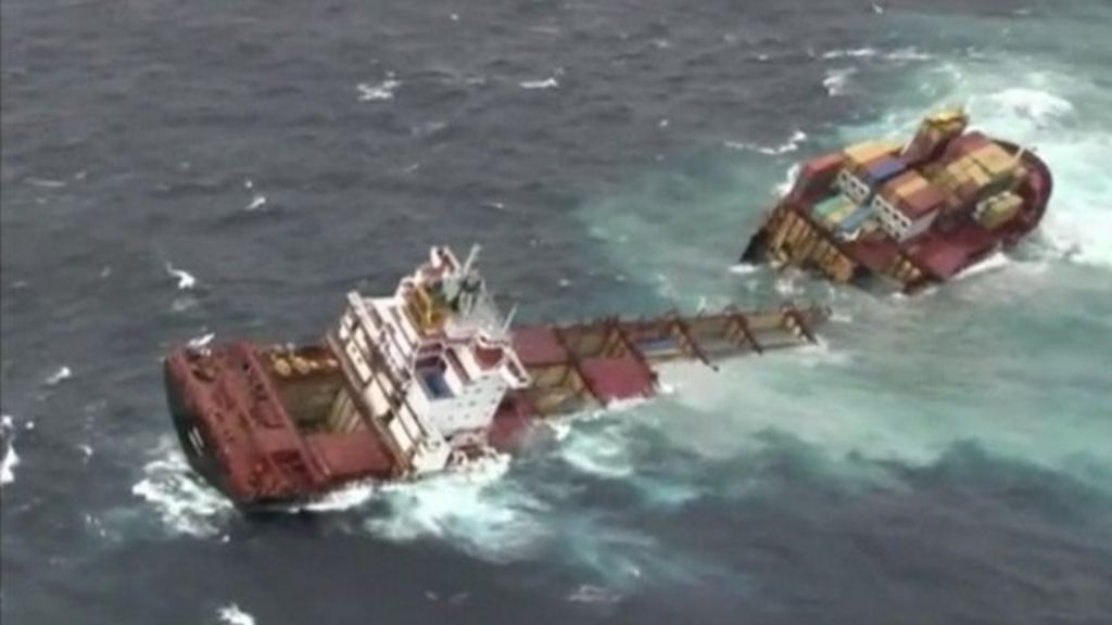 Stricken cargo ship Rena breaks up off New Zealand - BBC News