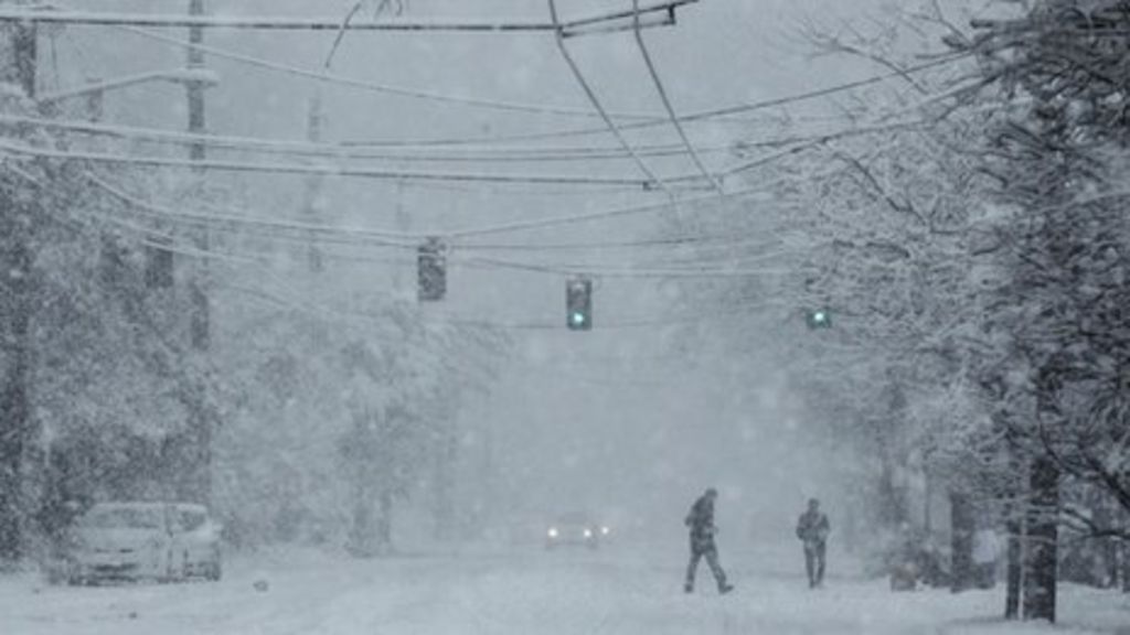 US north-west braces for record snowfall - BBC News