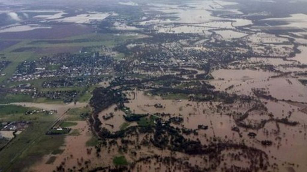 Towns cut off in eastern Australia flooding - BBC News