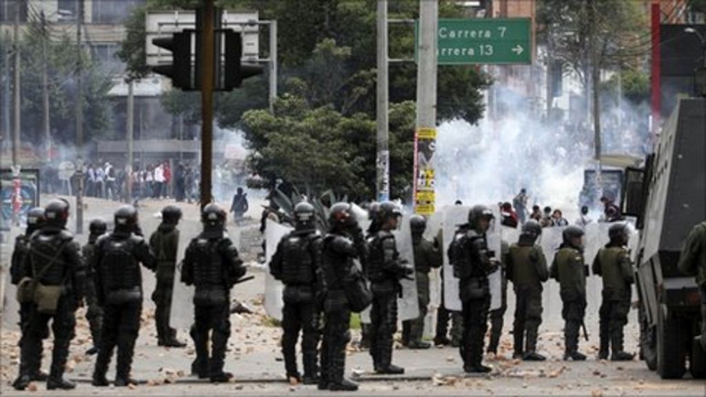 Colombia: TransMilenio bus protests paralyse Bogota - BBC News