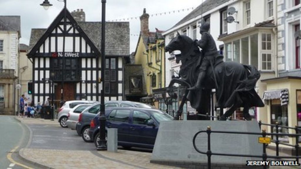 Owain Glyndwr statue in Corwen