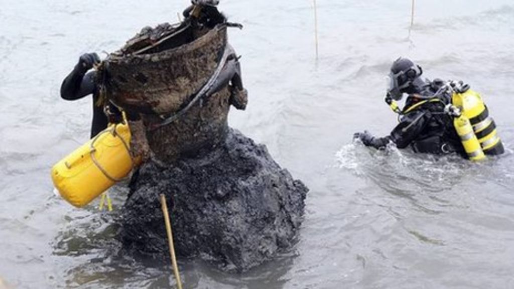 Bomb squad recovers V2 rocket remnants from Harwich mud BBC News