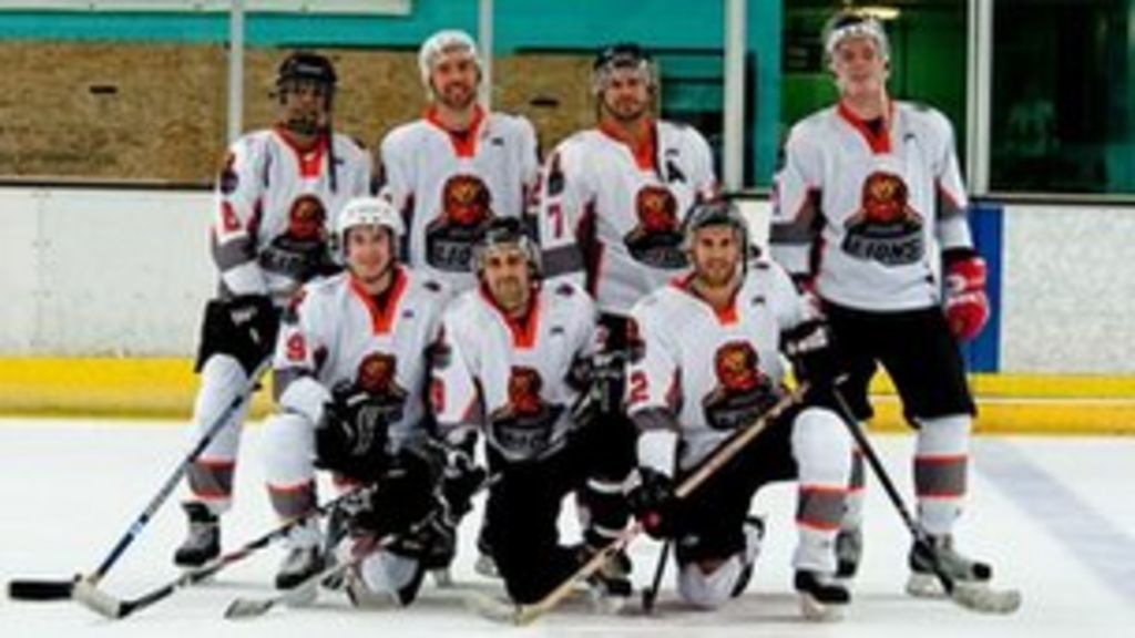Surrey Police ice hockey team run London Marathon BBC News