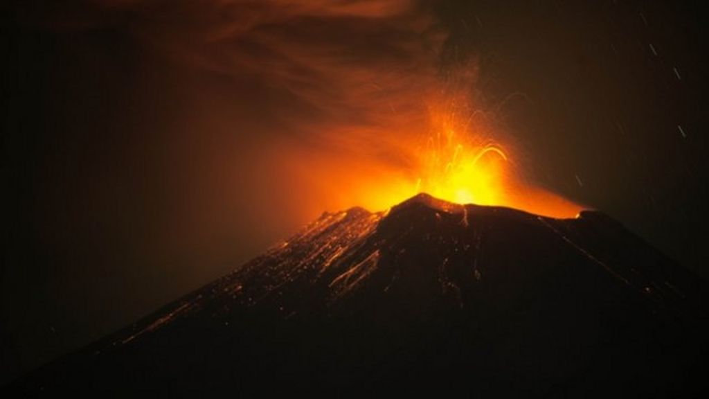 Mexico's Popocatepetl volcano spews burning rock - BBC News