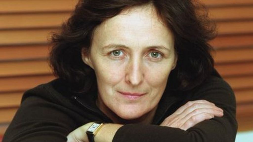 Actress Fiona Shaw brings poetry peace camp to Derry - BBC News