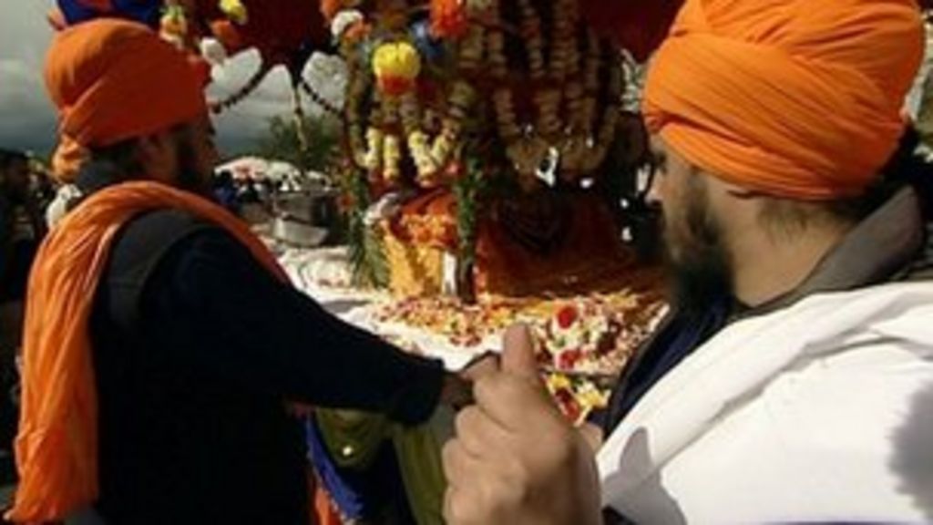 Thousands join Sikh Vaisakhi celebrations in Birmingham BBC News