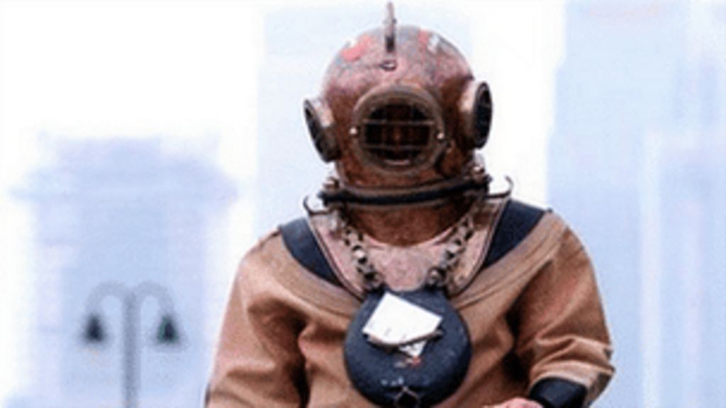 Diving suit man Lloyd Scott begins Olympic marathon course run BBC News