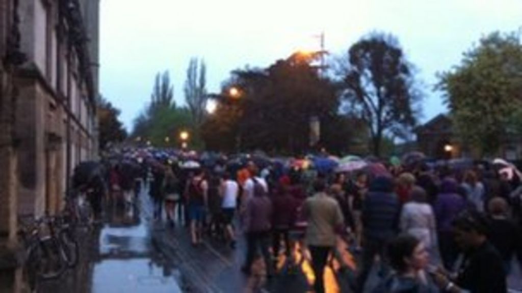 Wet Oxford May Day celebrations see fall in numbers BBC News