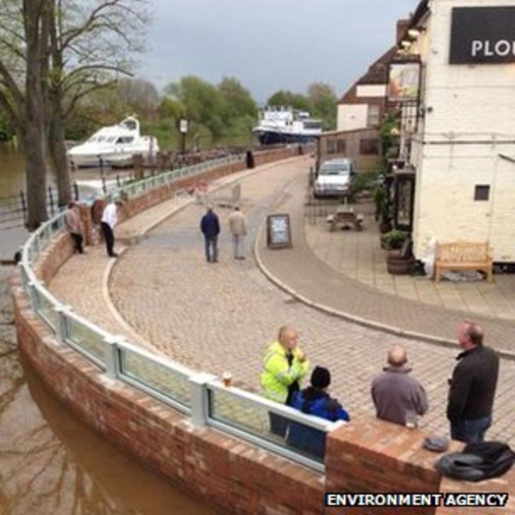 Upton upon Severn flood defence work hits The Swan hotel BBC News