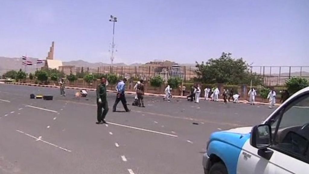 Suicide bomber kills scores at Yemen army parade practice - BBC News