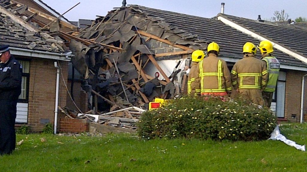 Six seriously injured in gas explosion in Gateshead - BBC News