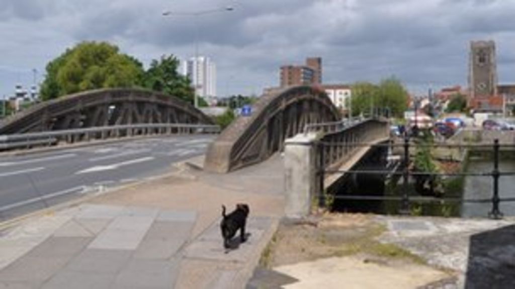 Man falls off Ipswich's Stoke Bridge after fight BBC News