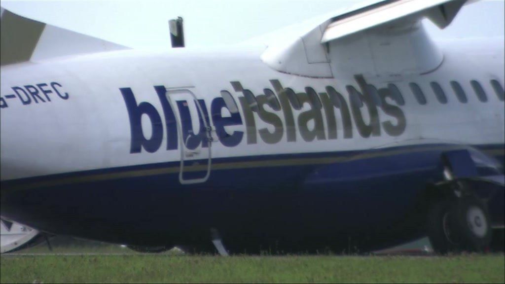 Aircraft undercarriage collapses