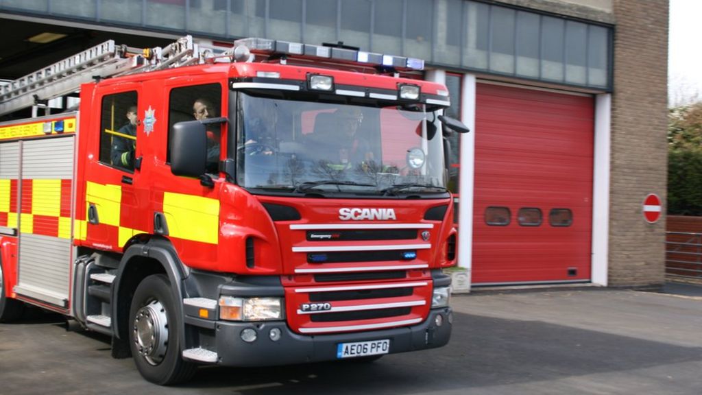 Cambridgeshire Fire Service warns over smoke alarms - BBC News