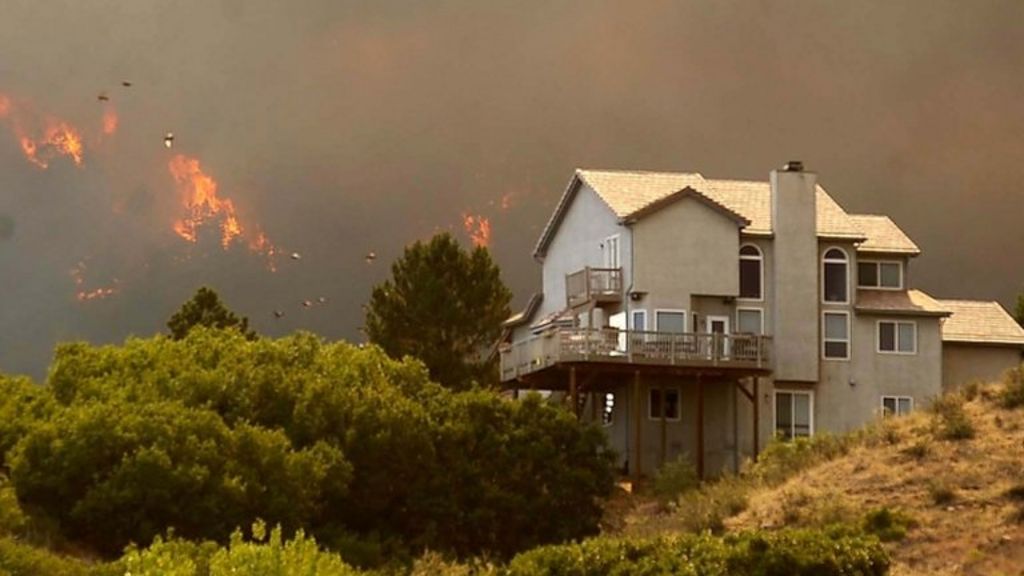 Colorado Springs under threat as 32,000 flee Waldo fire - BBC News